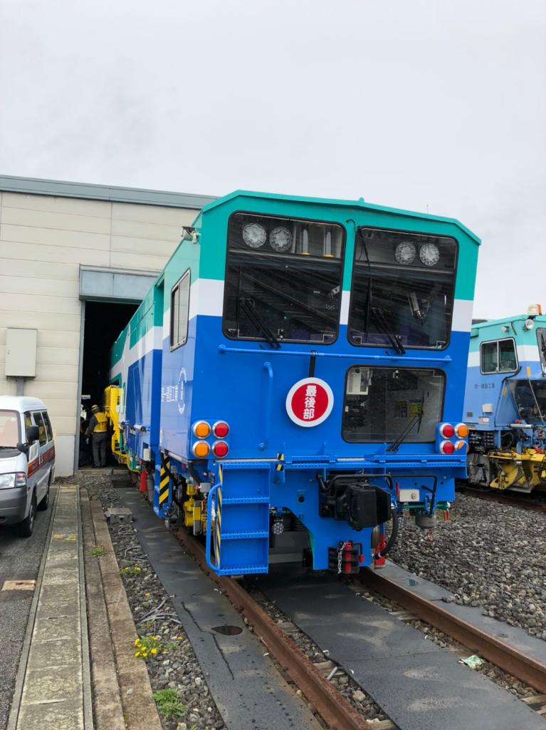 電車の特殊車両ガラス交換