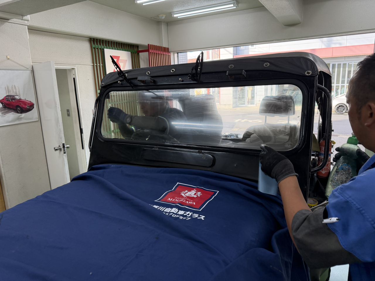 割ったらおしまい。旧車・三菱ジープのフロントガラス交換！